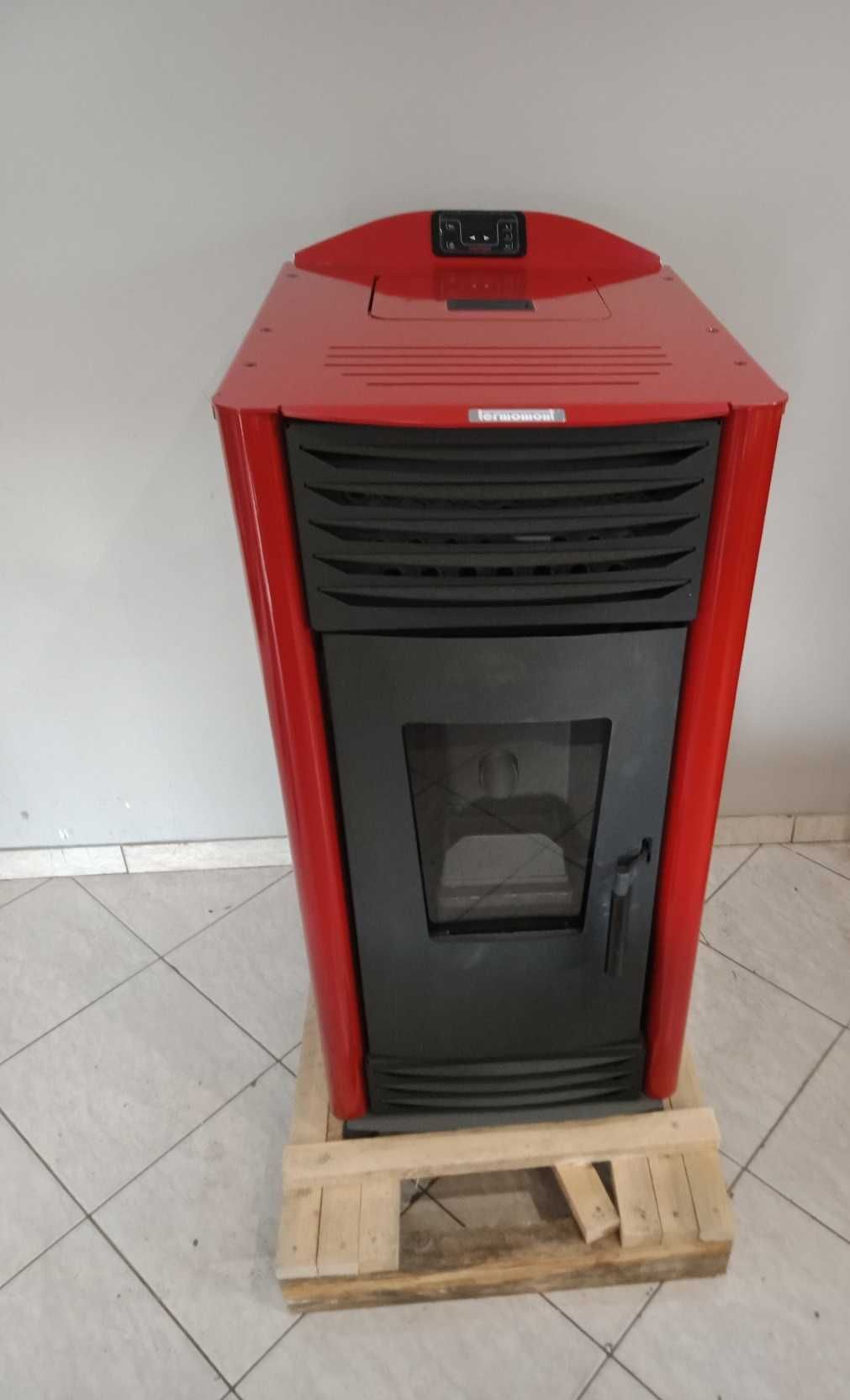 HELENA piec kominkowy, kominek na pellet 8 kW. - czerwony