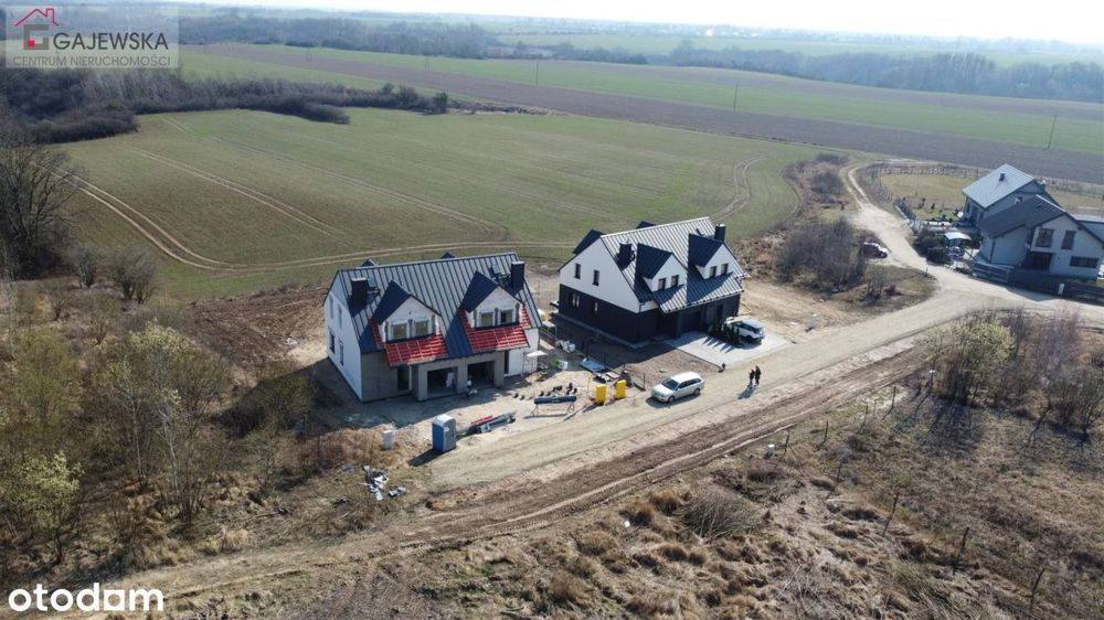 Piękny dom w zabudowie bliźniaczej w Ujściu