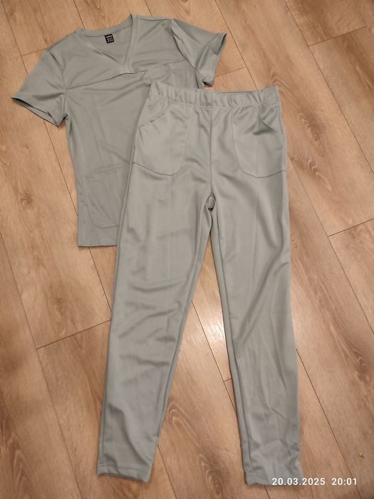 Nowy jasny mundurek medyczny rozmiar M