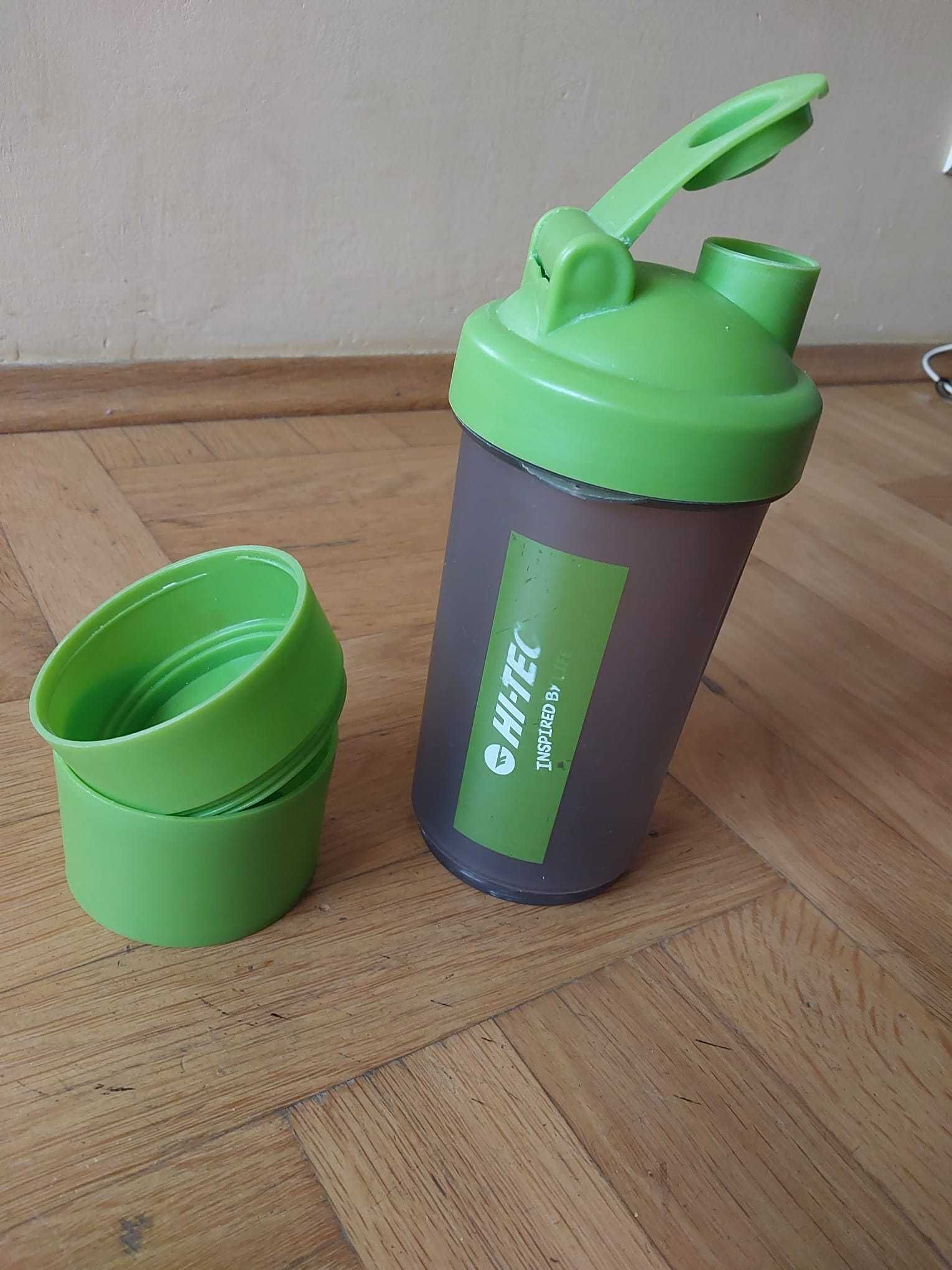 Shaker z pojemnikiem