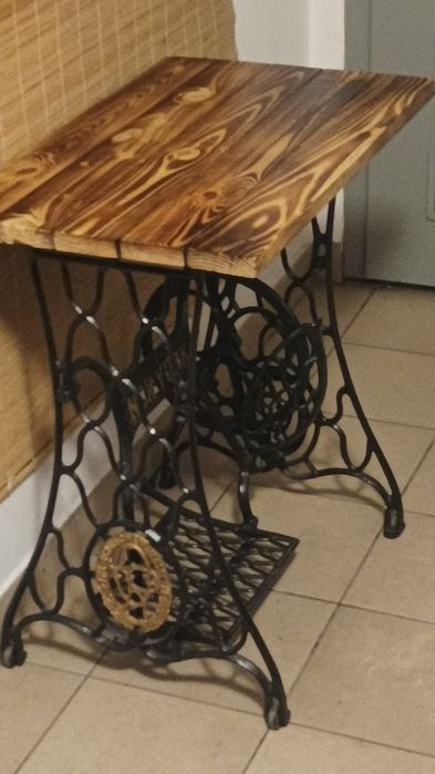 Stolik na podstawie Singer industrial