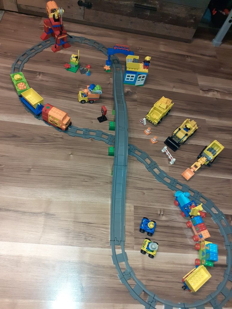 Pociąg elektryczny Lego Duplo 10508, plac budowy, pociąg z cyferkami