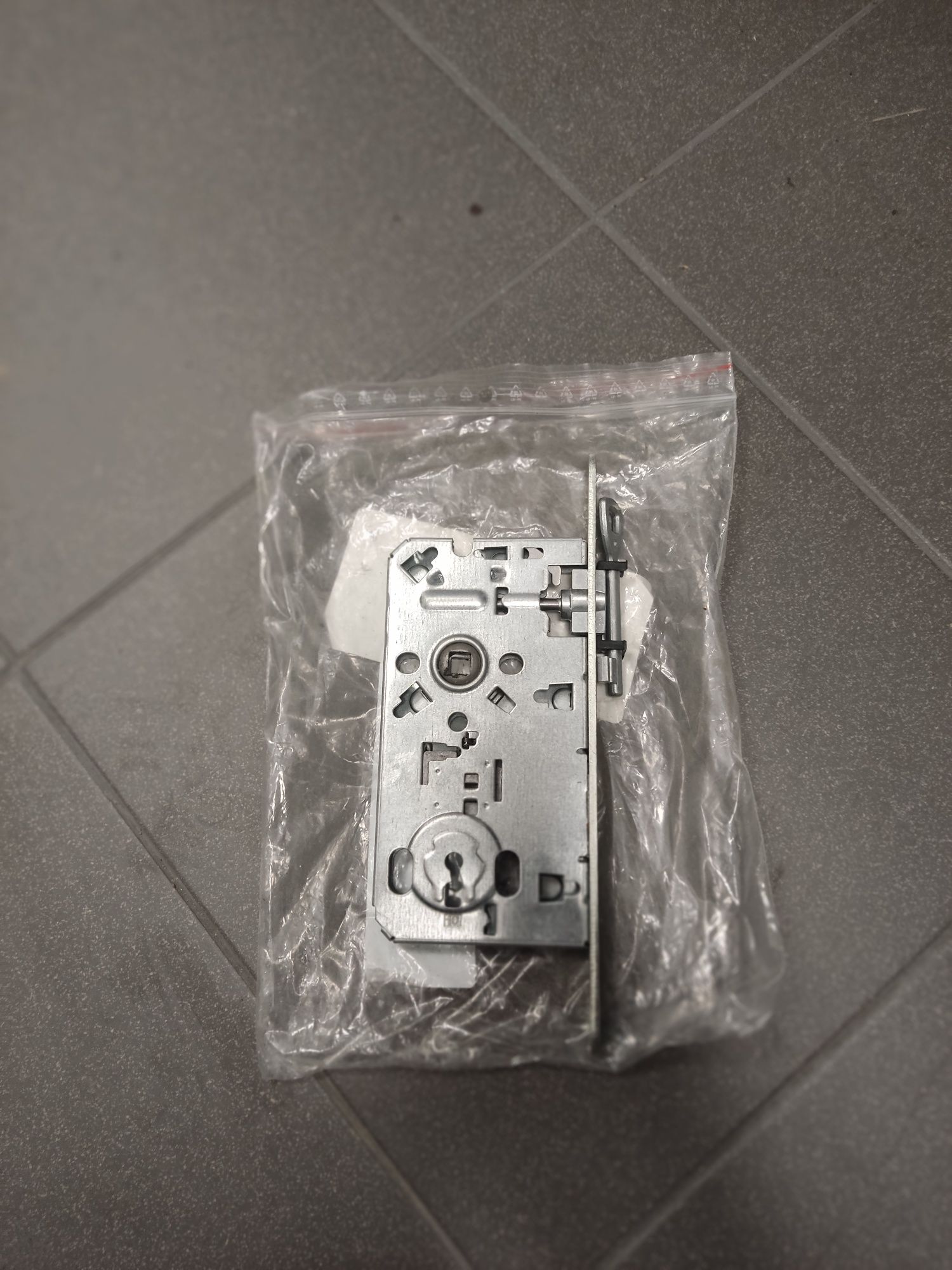 Zamek do drzwi DRE LOB ASSA Abloy srebrny wpuszczany prawy