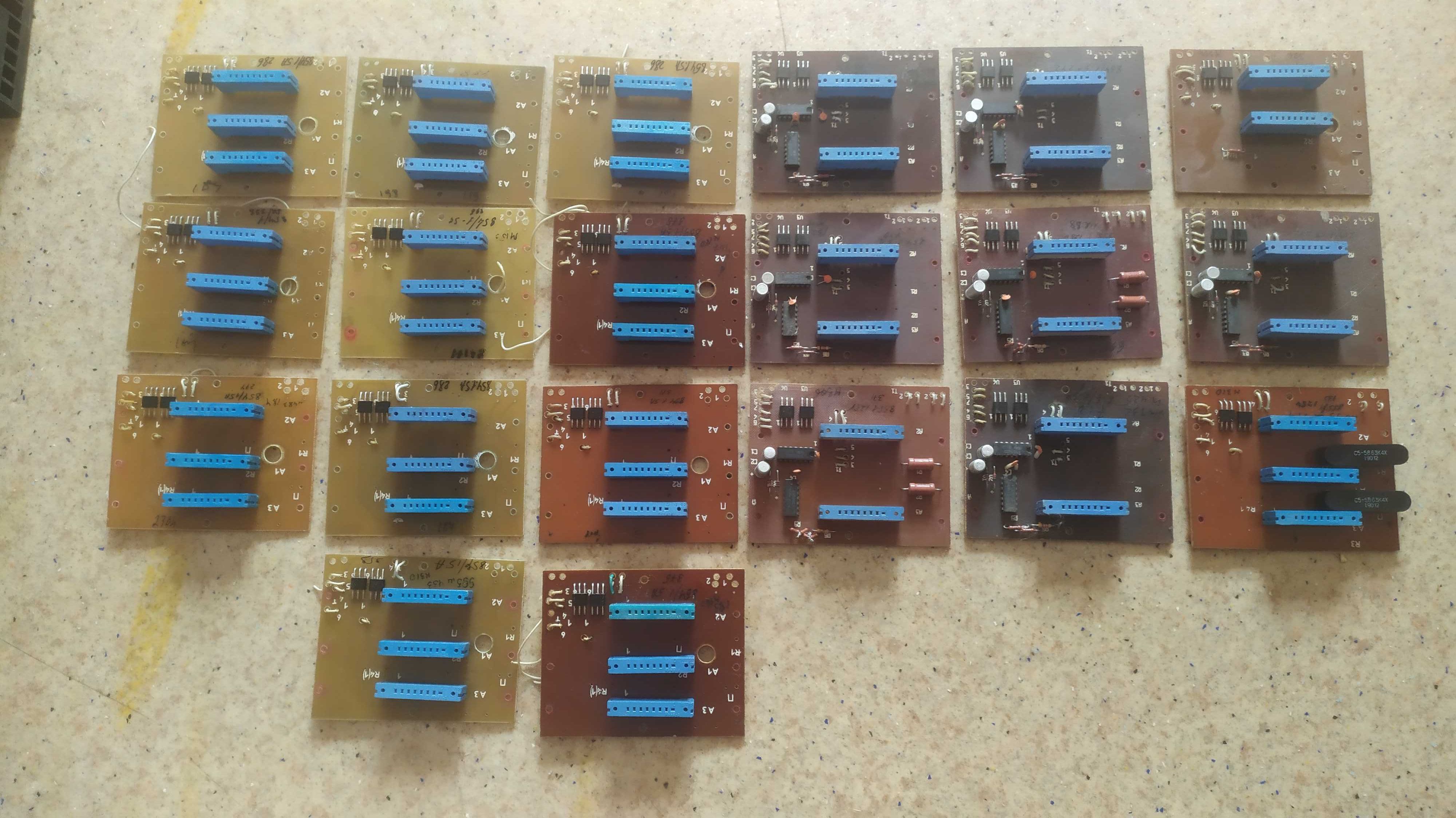 Платы радиодетали микросхемы разъёмы контакты транзисторы катушки