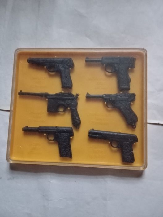 Набор маленьких пистолетов СССР.