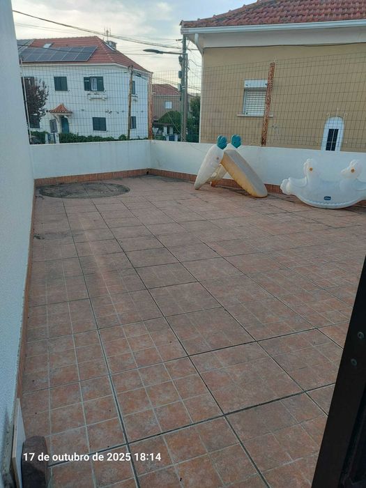 Arrenda-se moradia mobilada tipo T4 no Bairro da Madre de Deus, Lisboa