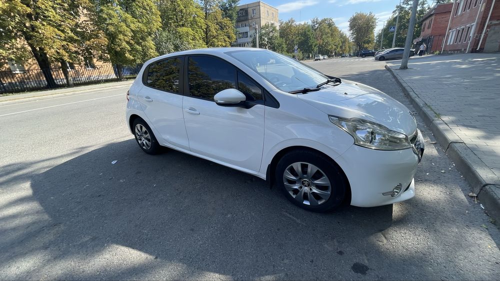 Пежо 208 2013 года