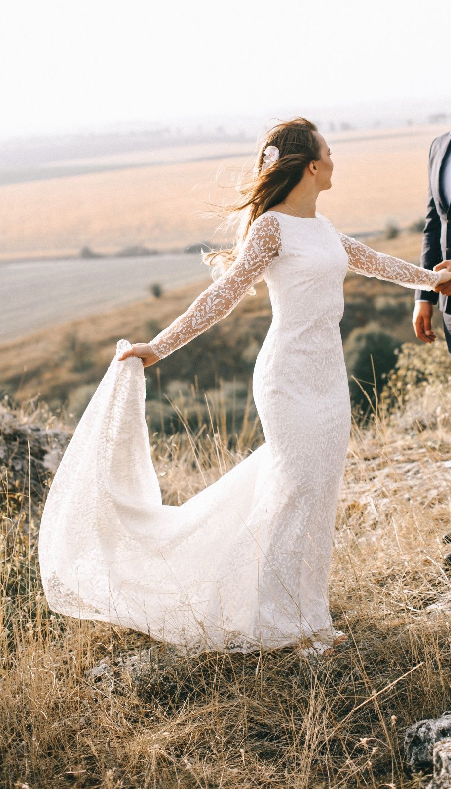 Весільна сукня ручної роботи.