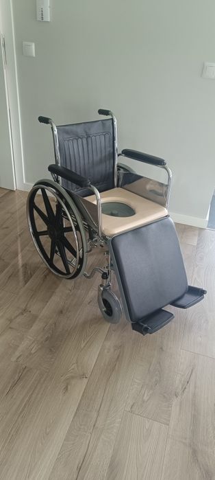 Wózek inwalidzki z toaletką