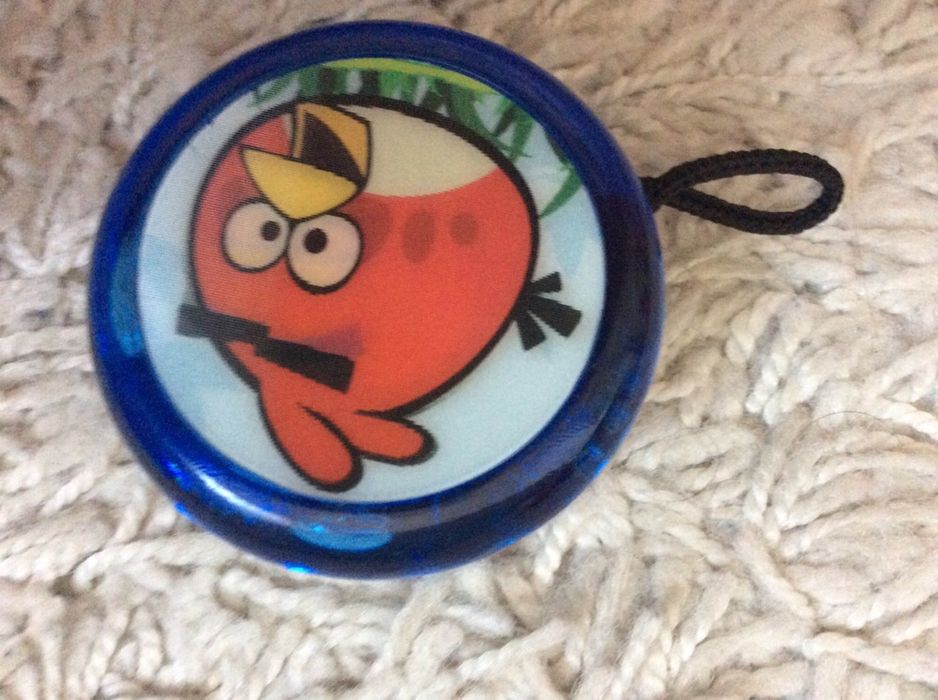 Boné e io-io Angry Birds