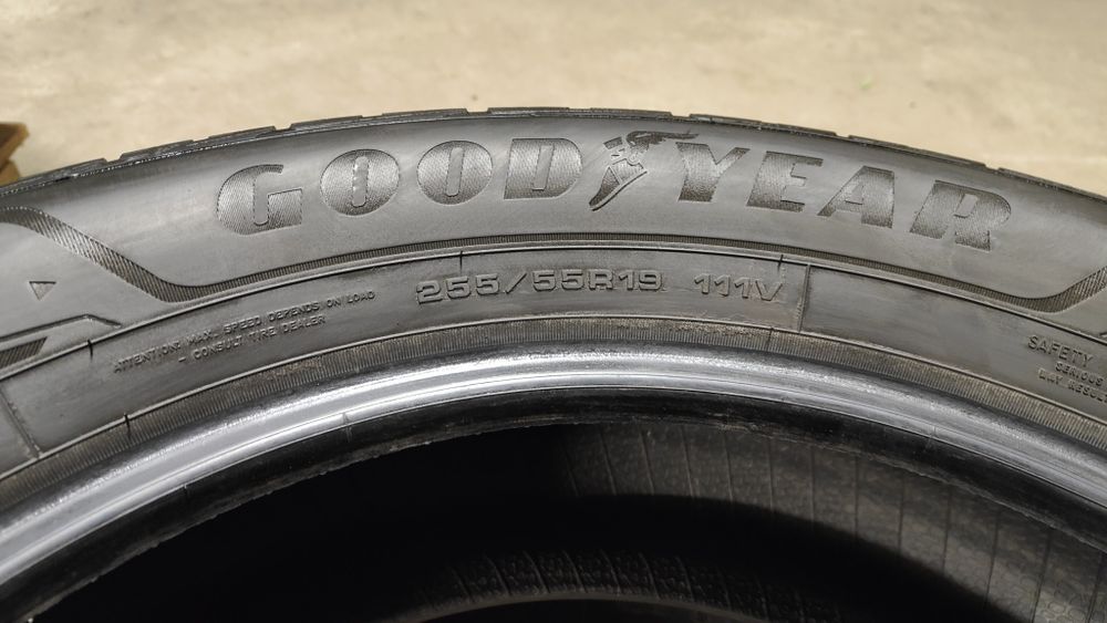 255/55r19 Goodyear UltraGrip Performance dot 2721