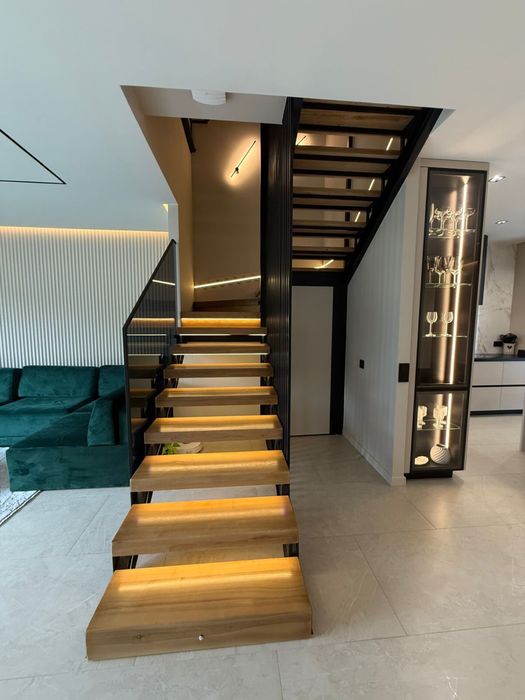 Продаж котеджу з дизайнерським ремонтом та меблями