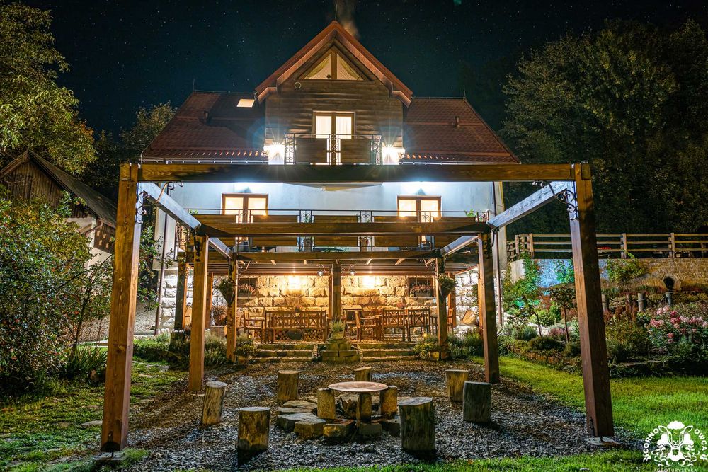 Noclegi z klimatem w Beskidach, blisko szlaku, pokoje z antresolą.