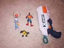 X shot gun pistolet, 2 figurki zabawkowe mcdonalds oraz 1 figurka inna
