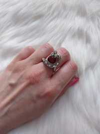 Piękny pierścionek z czerwonym oczkiem gothic alternative