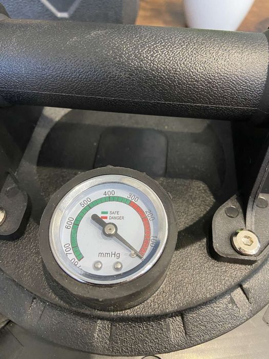 Вакуумна помпова присоска з рівнем тиску