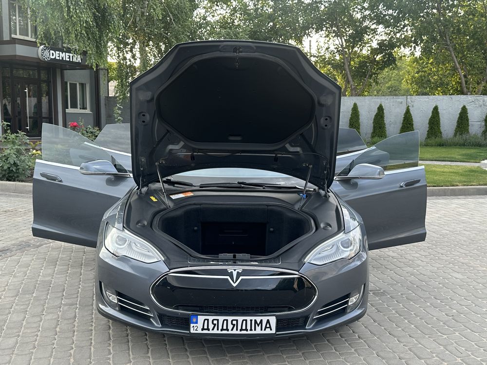 Tesla Model S P85