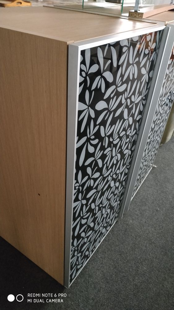 Dois moveis com portas de vidro decorativo