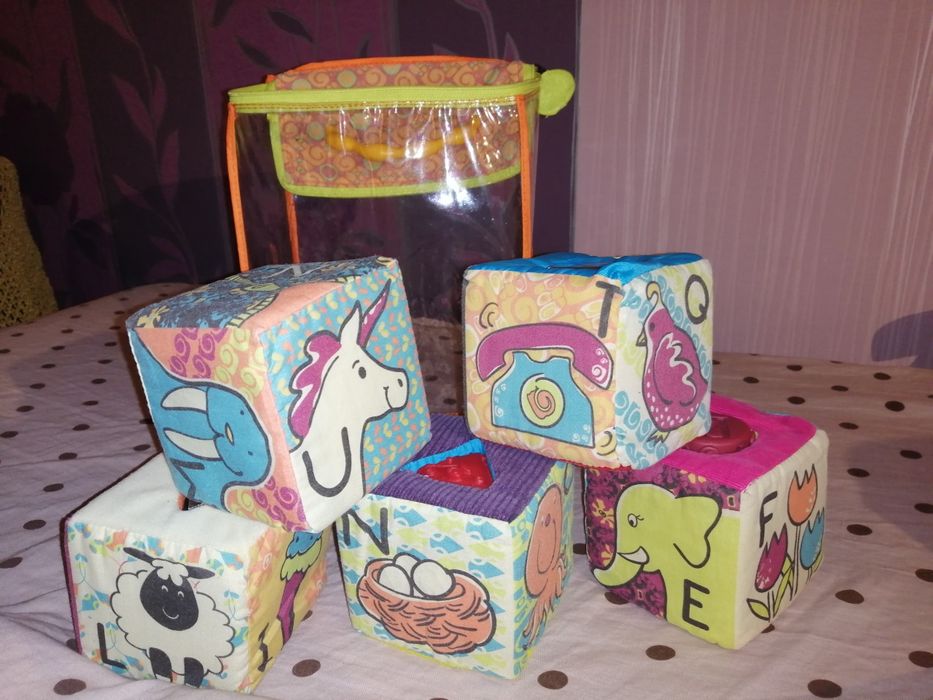 B.TOYS miękkie klocki sensoryczne z sorterami ABC BLOCK PARTY