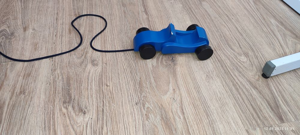 Drewniana niebieska furgonetka samochód ciężarowy zabawka figurka zaba