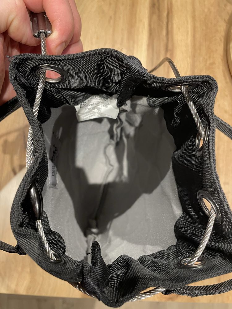 Sejf podróżny antykradzieżowy mały Pacsafe Travelsafe 3l Czarny