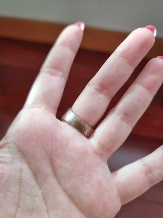 Anel prateado e vermelho