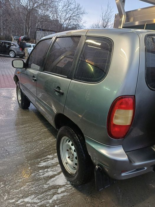 Подам авто ніва шевроле