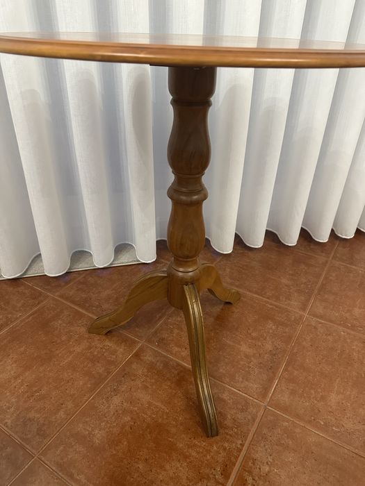 Mesa redonda em madeira