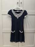 Vestido de renda azul e branco
