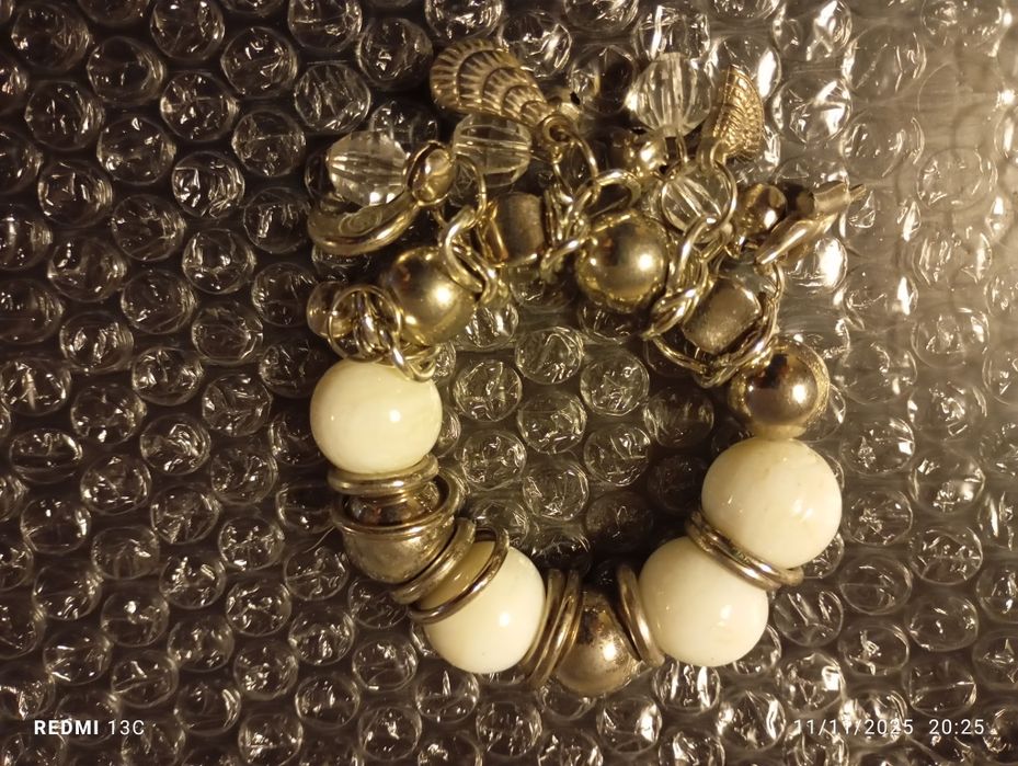 Pulseira branca e prateada