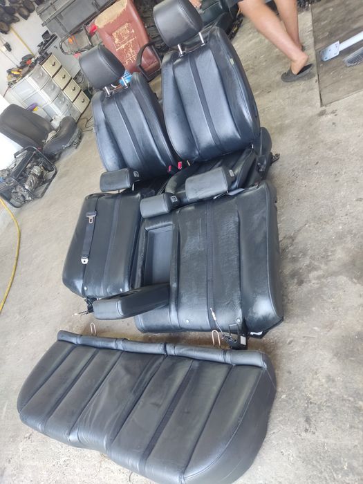 У наявності багато шкіряних салонів на різні моделі авто