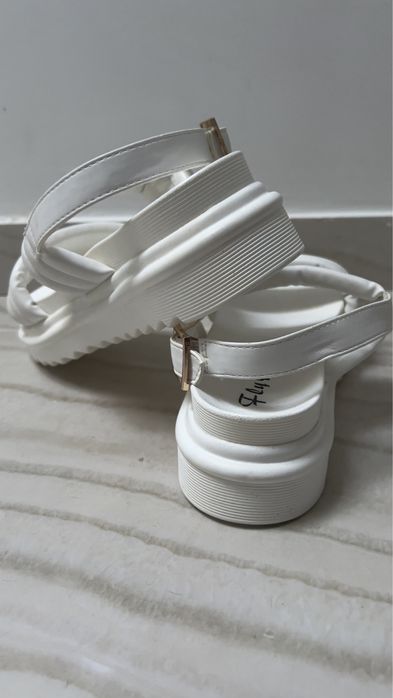 Босоніжки білі, 38 розмір