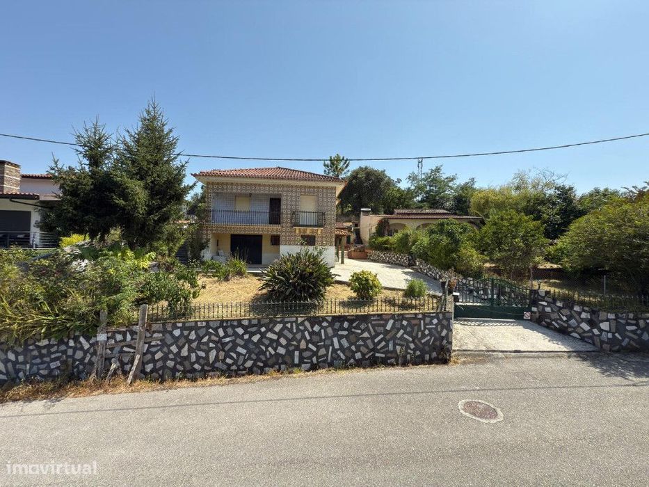 Moradia Isolada M3  com terreno e  garagem em zona dos Carvalhais