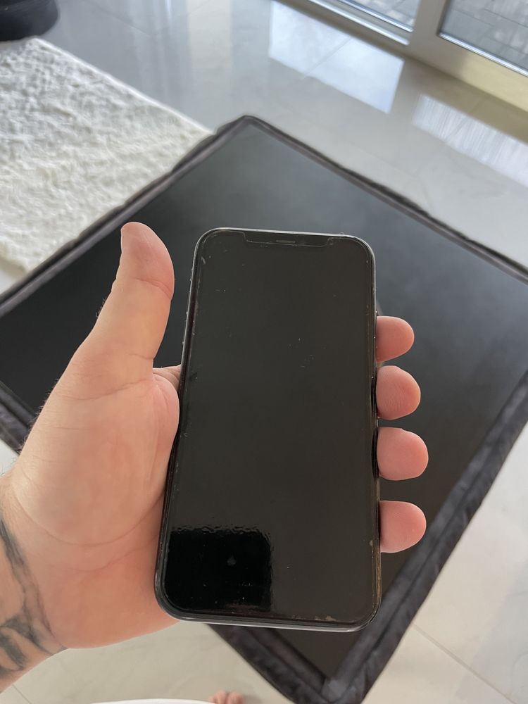 Iphone 11 64 gb czarny uszkodzony tyl
