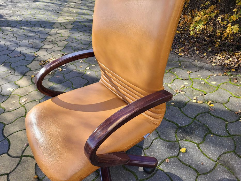 Fotel biurowy skórzany Nowy Styl Nowa z regulacją pochyłu idealny