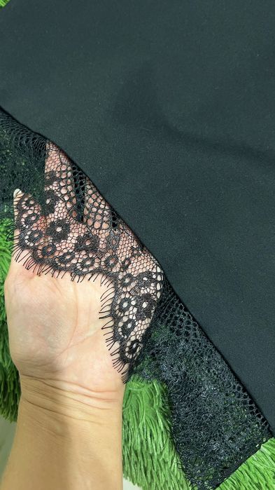 Трендовое,силуэтное платье с кружевом. Красиво держит грудь) Утягивает