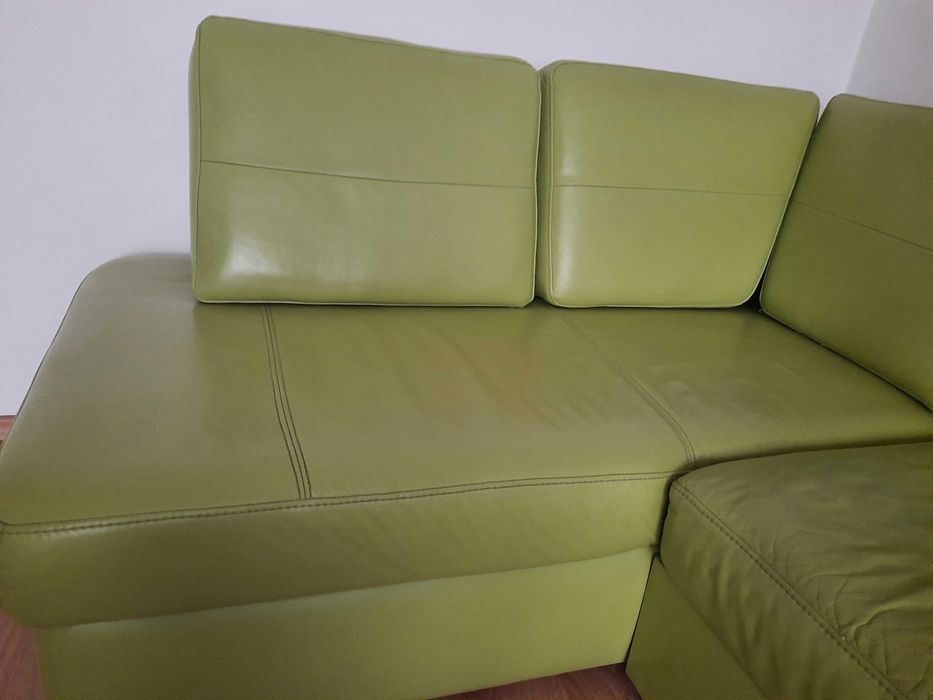 Kanapa narozna ze skory naturalnej z funkcja spania