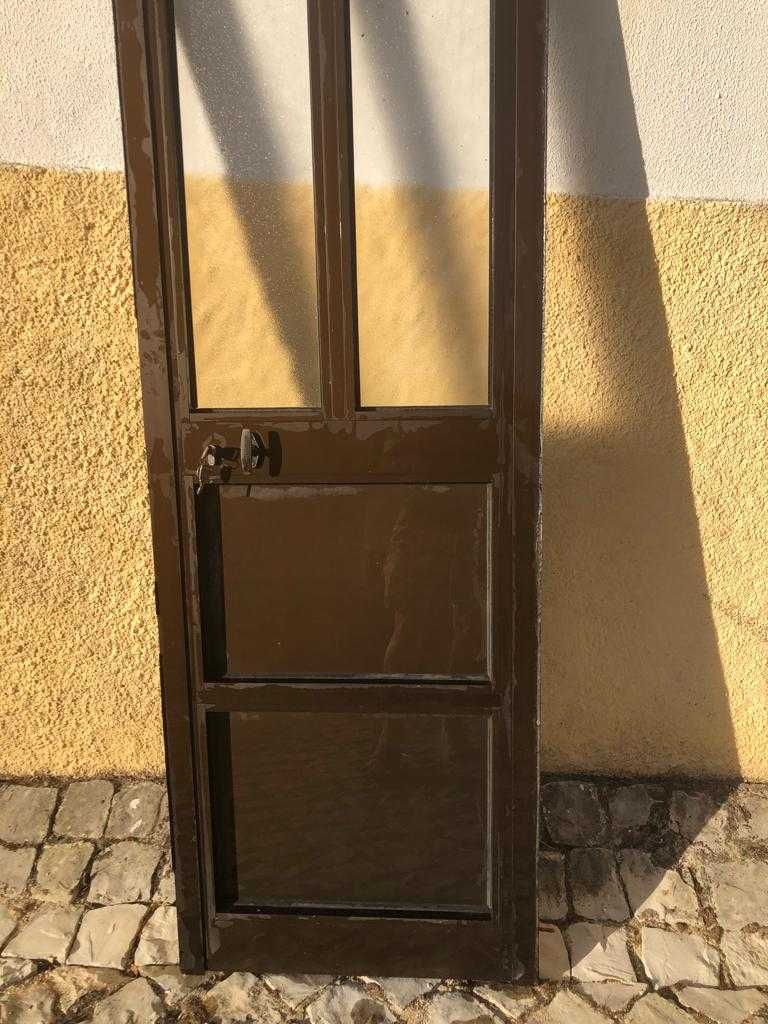 Porta de Metal com 2 chaves