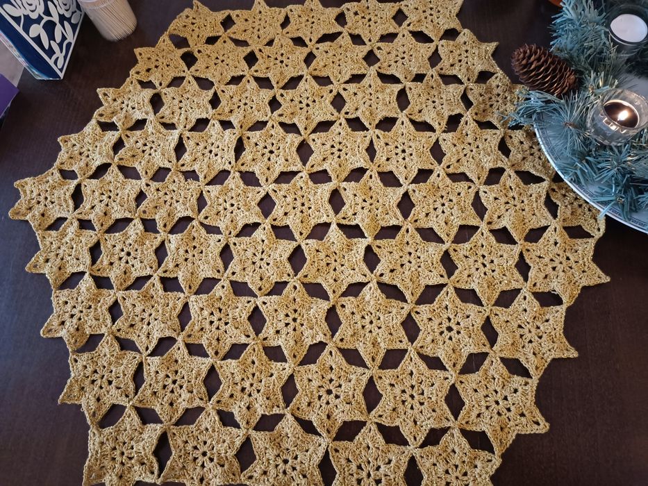 [Handmade] Serweta ręcznie wykonana na szydełku, z 61 złotych gwiazdek