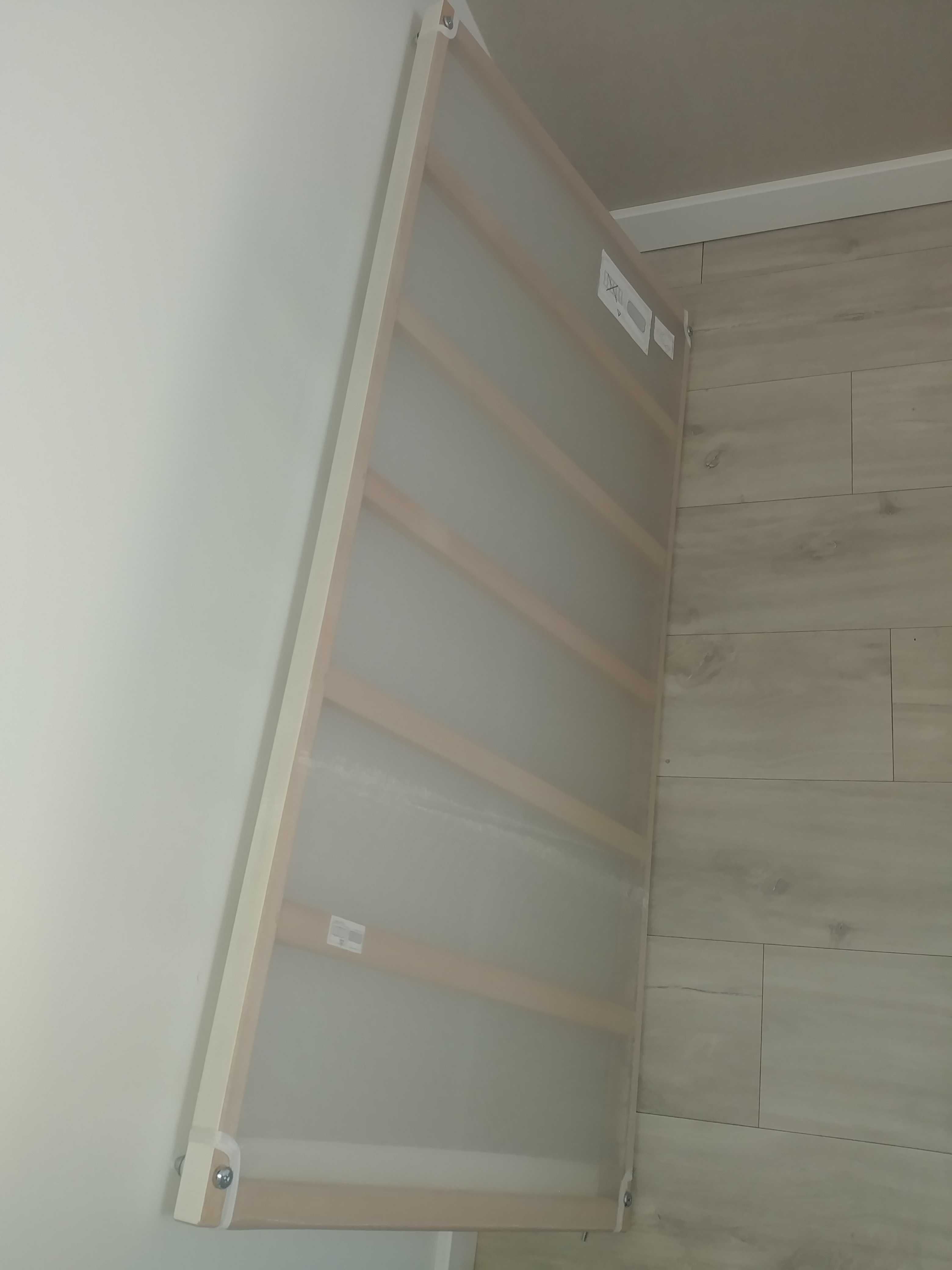 Łóżeczko dziecięce IKEA z szufladami.