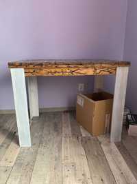 stół z drewna z freskami