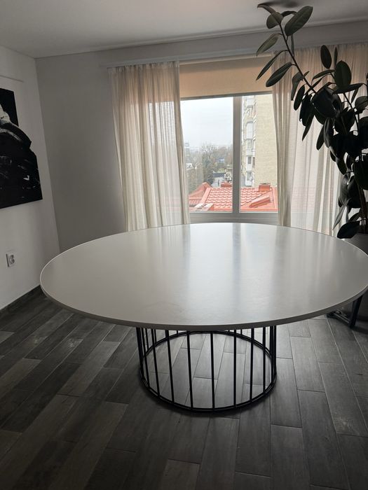 Стіл круглий білий