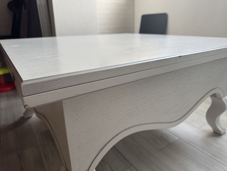 Розкладний стіл білого кольору