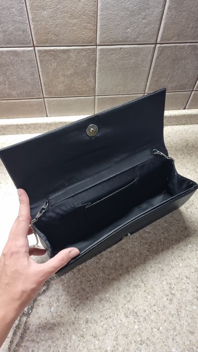Чорний клатч з ланцюжком