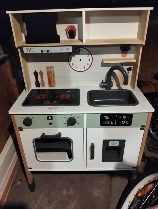 Zabawkowa kuchnia drewniana
