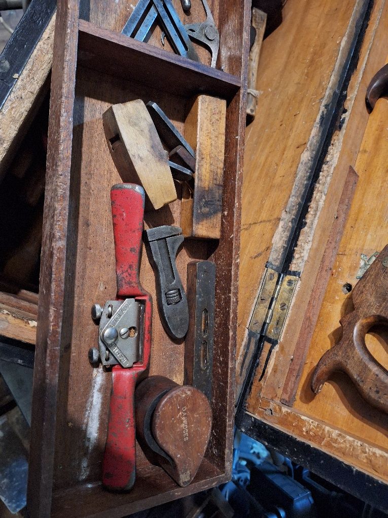 Skrzynia stolarska, strugi, dłuta, narzędzia stolarskie