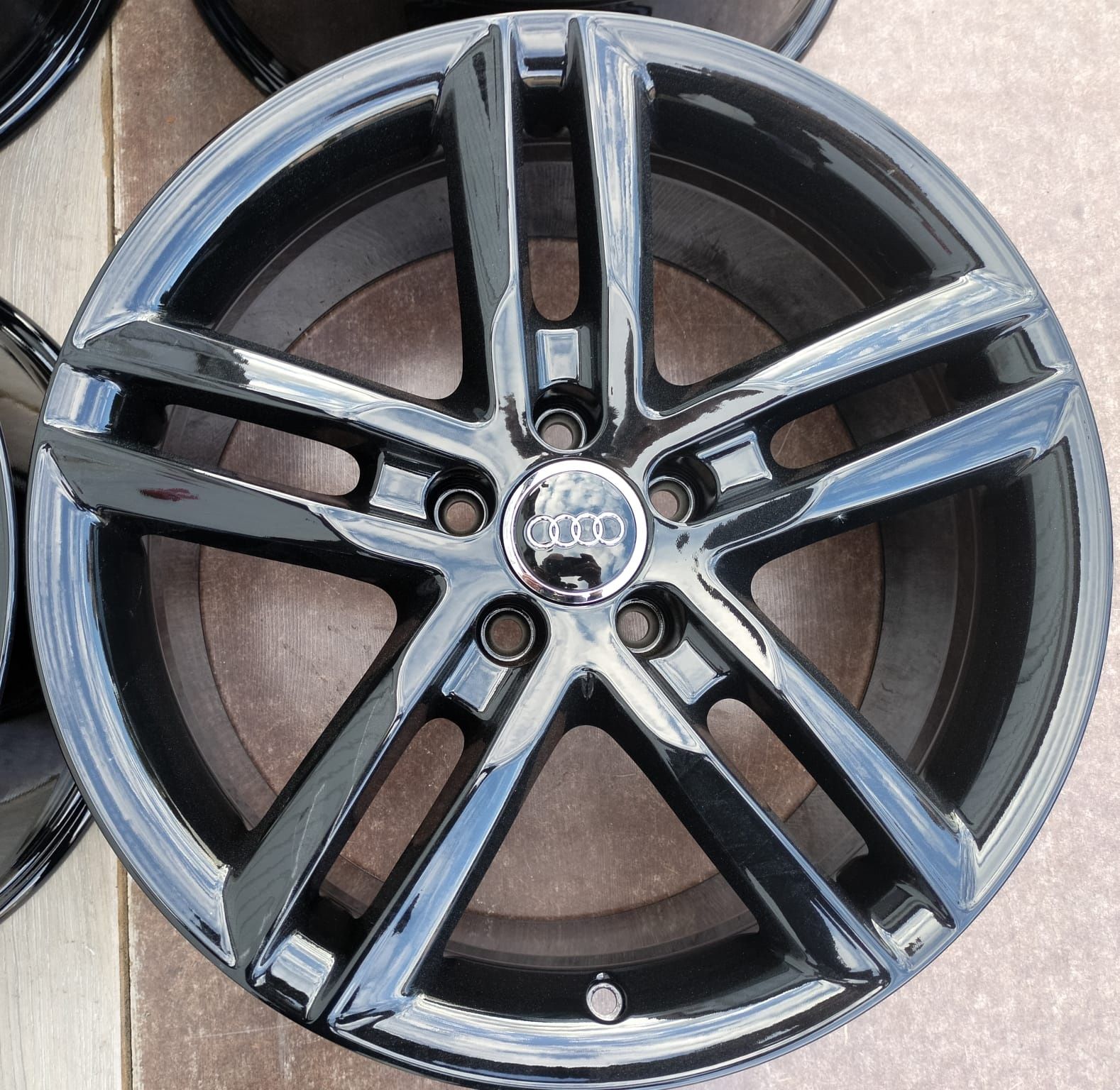 Felgi aluminiowe Audi A3 A4 A5 A6 A8 Q5 8x18 ET39 5x112