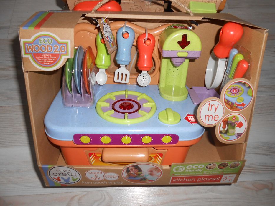 Набори інструментів в ящичках та кухня Roo Crew.