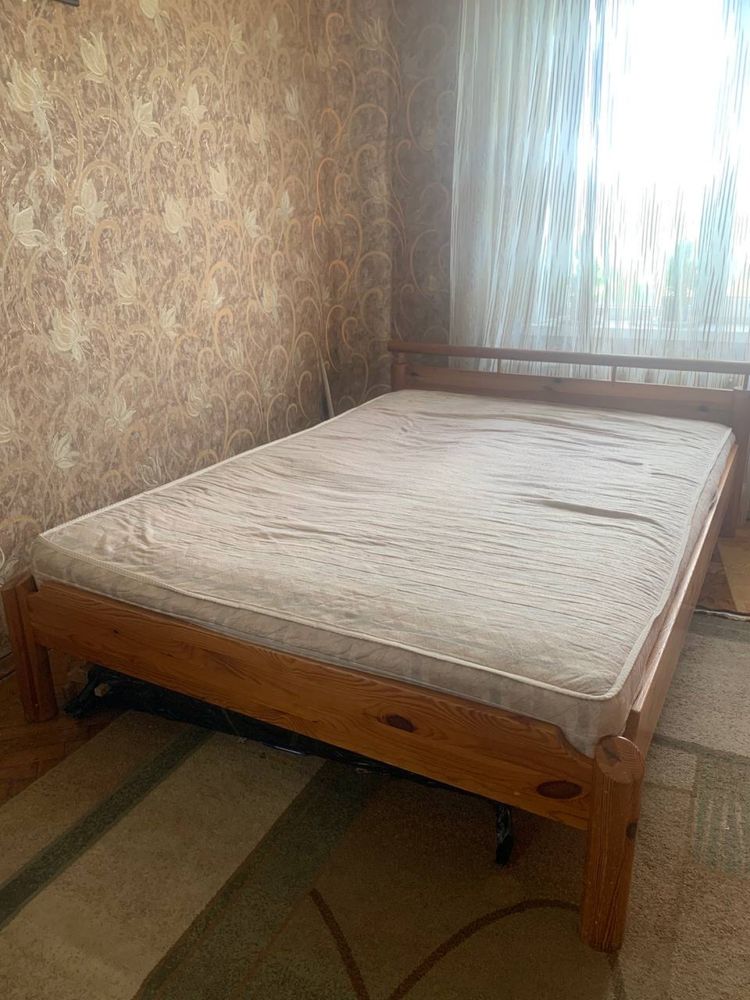 Продам двуспальне ліжко.