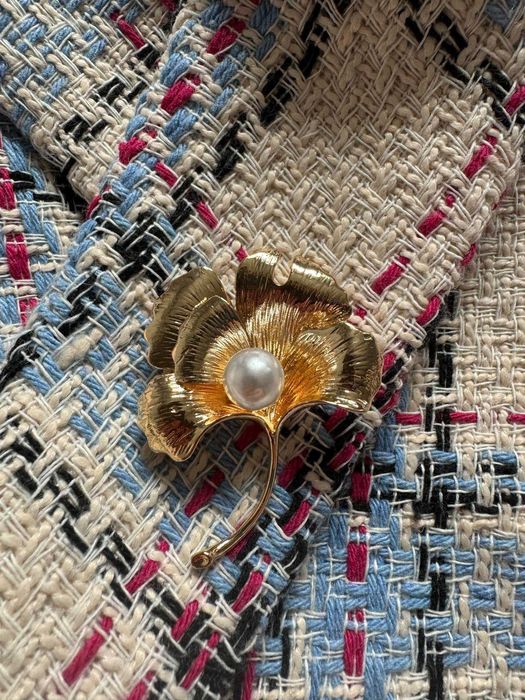 Broszka kwiat złoty ozdobiony perłą